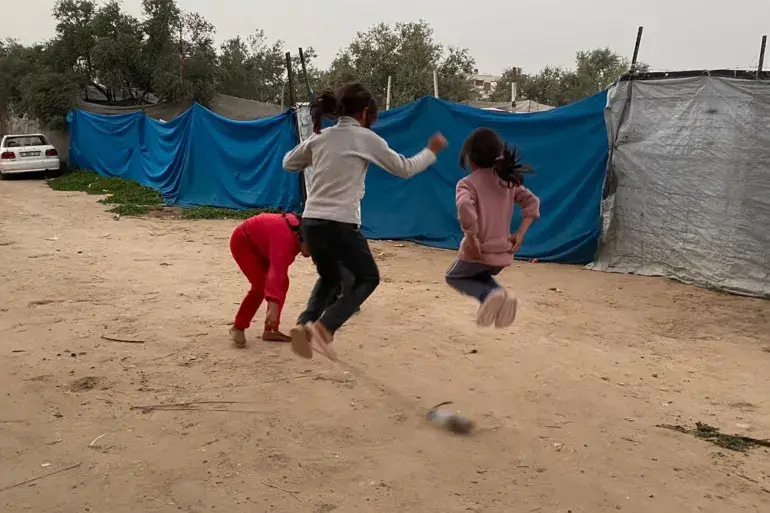الفرح وسط المآسي.. محاولة الإنسان للنجاة