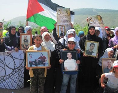 الفلسطينيون يحيون يوم الأسير الفلسطيني