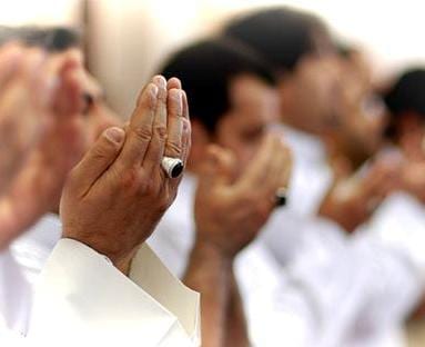 مناجاة .. دموع على أستار الكعبة ..