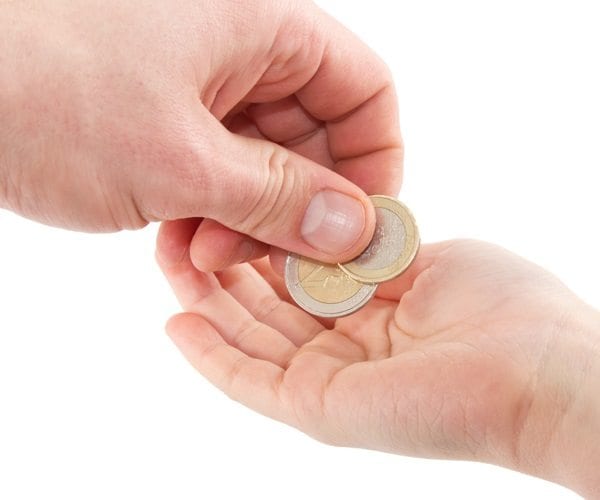 التفاوض بالمال بين الآباء والأبناء.. وقفة تأمل