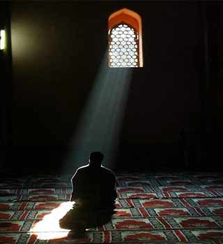 فإن الحي لا تؤمن عليه الفتنة!!