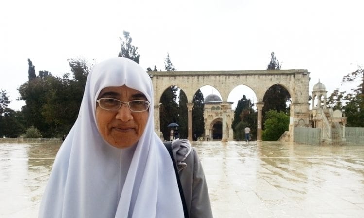 واصحب مَن إذا مددتَ يدك للخير مدَّها