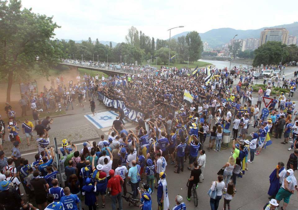 البوسنة: متظاهرون يهتفون باسم فلسطين ويدوسون العلم الصهيوني