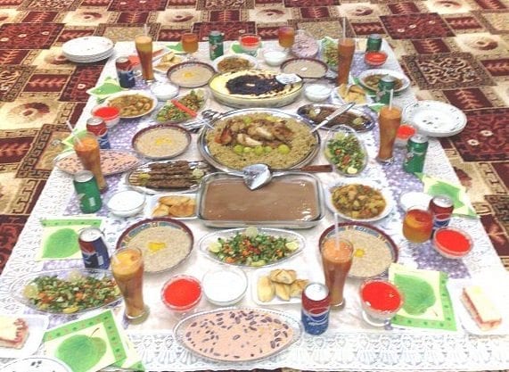 المباهاة بموائد رمضان المُتخمة بالطعام بين الكراهة والتحريم