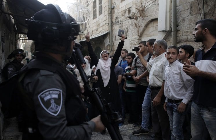 إذاعة جيش الاحتلال: مرابطو الأقصى فاجؤونا وأحرجوا قادة العرب