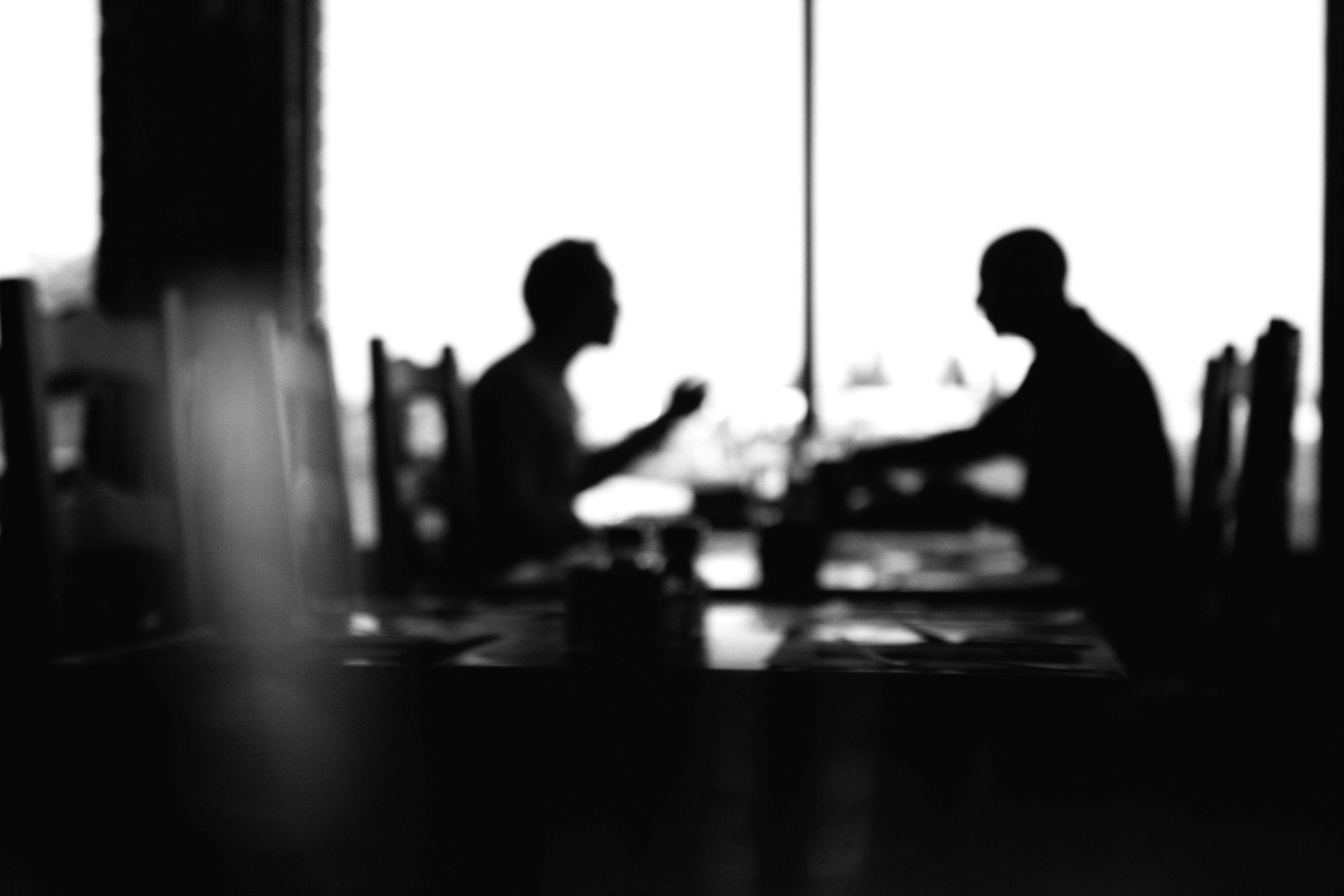 كيف تتوقف عن التفكير بكلام الناس عنك؟