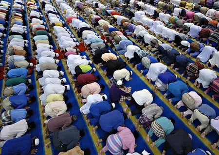 رمضان في ماليزيا .. برامجُ حافلة بالعلم والعبادة والتكافل