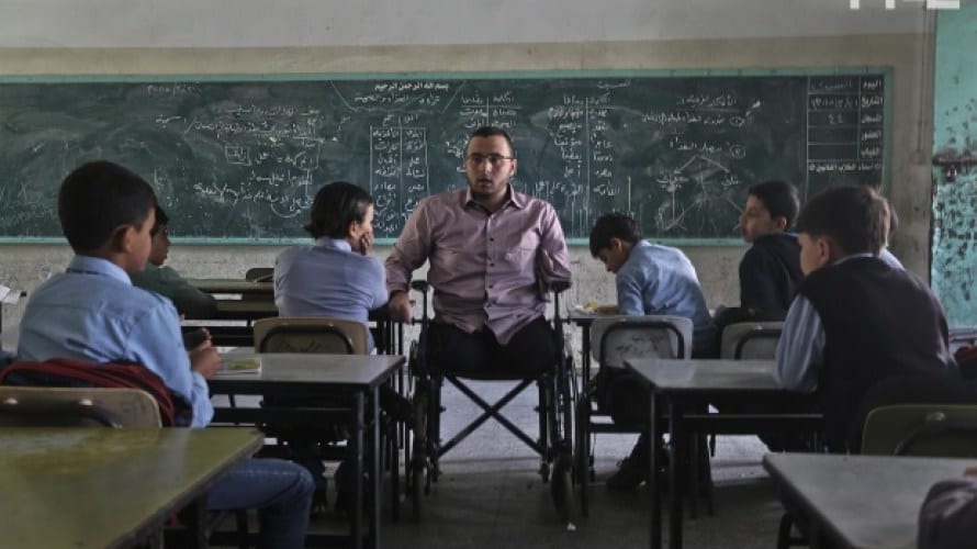 لم يستطع الاحتلال قطع أحلامه..مُعلّم جريح يحصد جائزة "إنجاز العمر"
