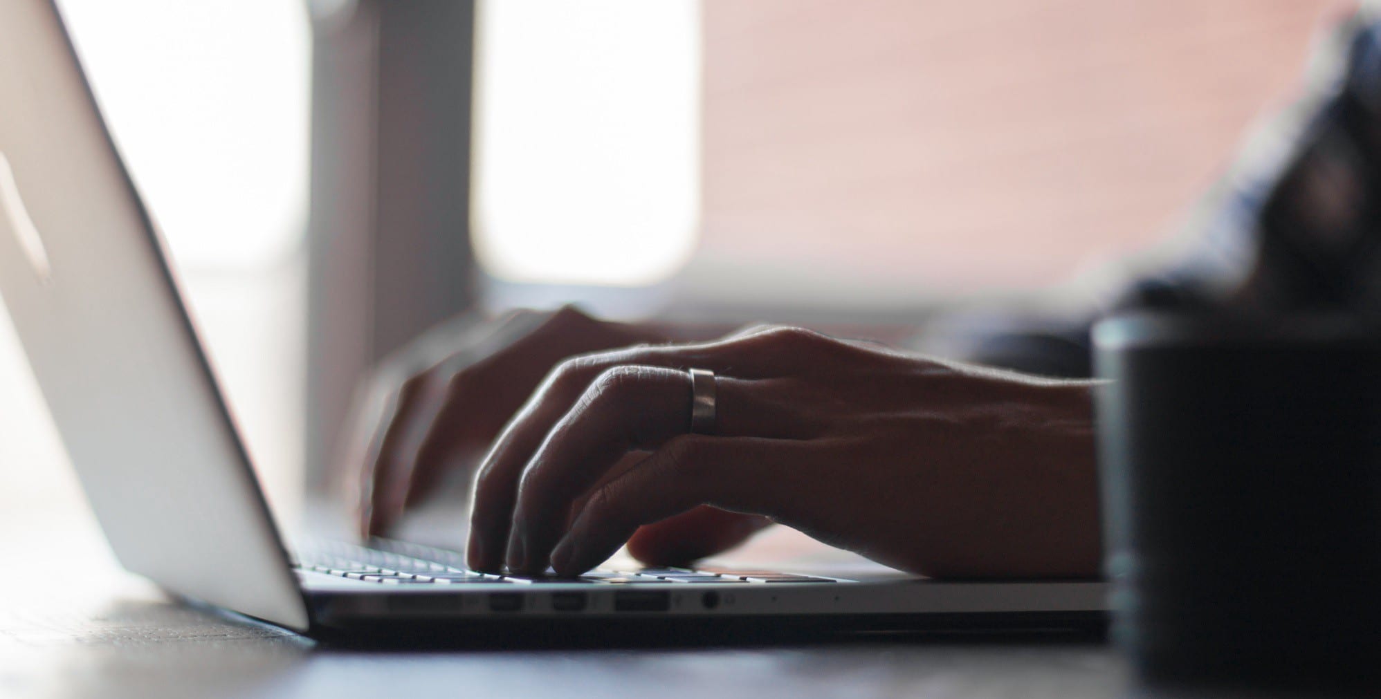 هل نحب ما نعمل أم نعمل ما نحب؟!