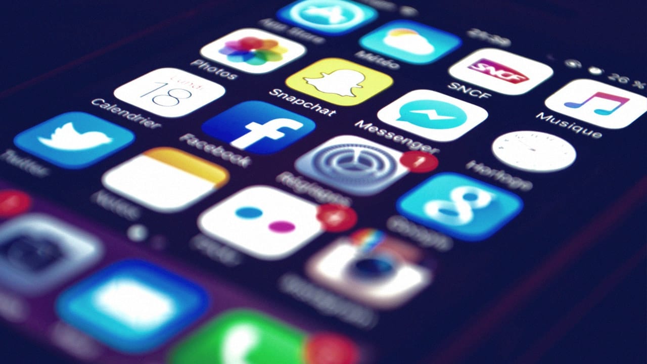 فوضى الإنترنت.. هل يجعلنا جوجل وفيسبوك أغبياء؟