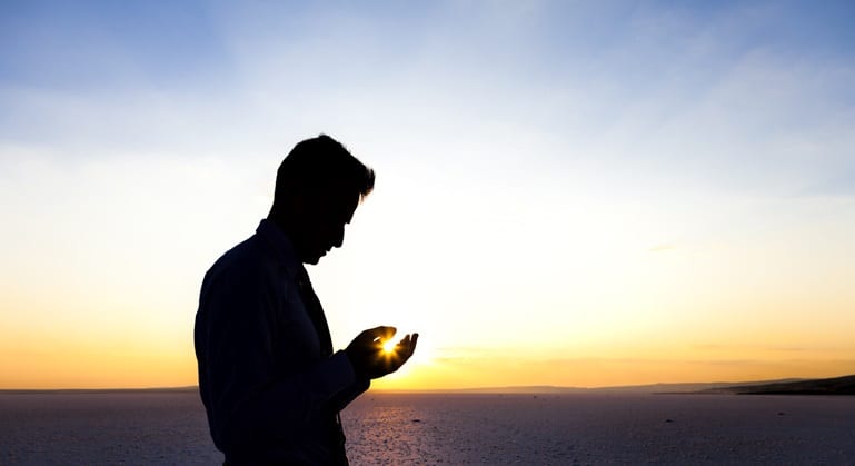 كرامة الإنسان.. وتمام عدالته وإنسانيته