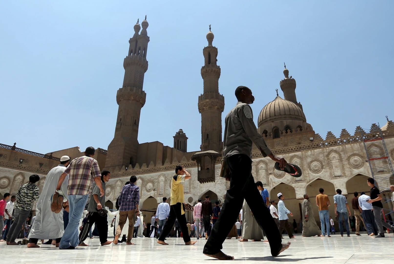 "شخصيات فرنسية" تطالب بتجميد آيات قرآنية.. والأزهر يستنكر