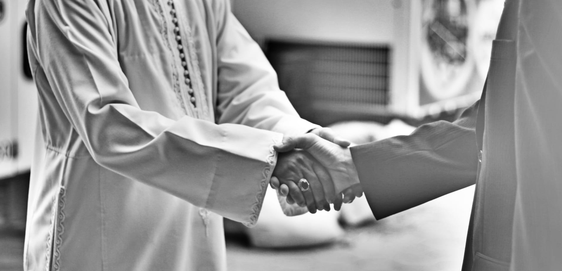 أمسك بيده حتى يشدّ من أزرك!