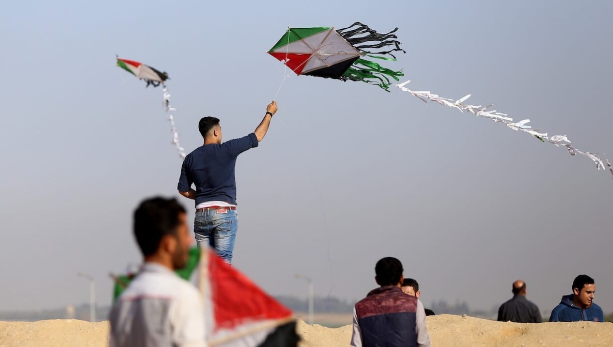 الطائرات الورقية إذ تحرق بني النضير