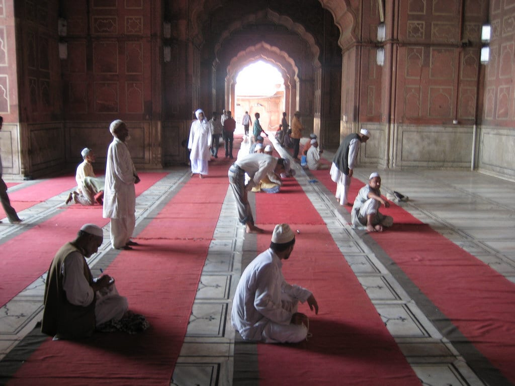 ما قصة الغريب الذي خطط لتفجير مسجد فأصبح من عمّاره؟