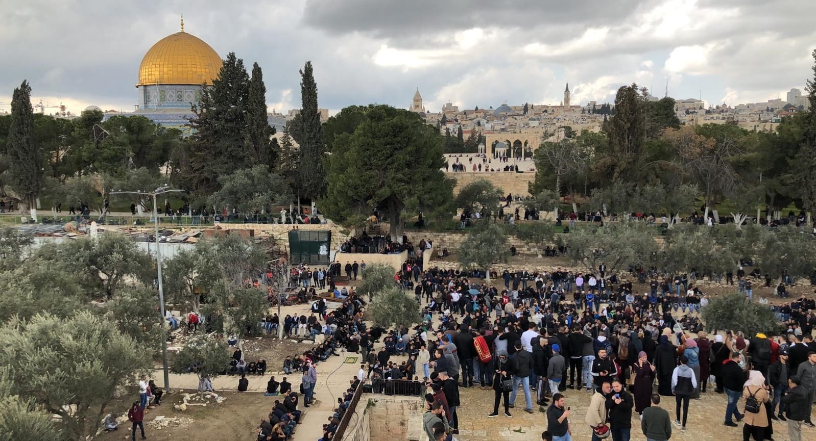 الآلاف يؤدون صلاة الجمعة في مصلى الرحمة للمرة الأولى منذ 16 عاما