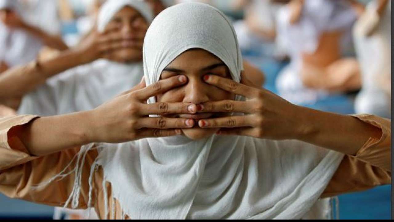 الاتزان النفسي والسلامة الروحية بين الصلاة وممارسة اليوجا