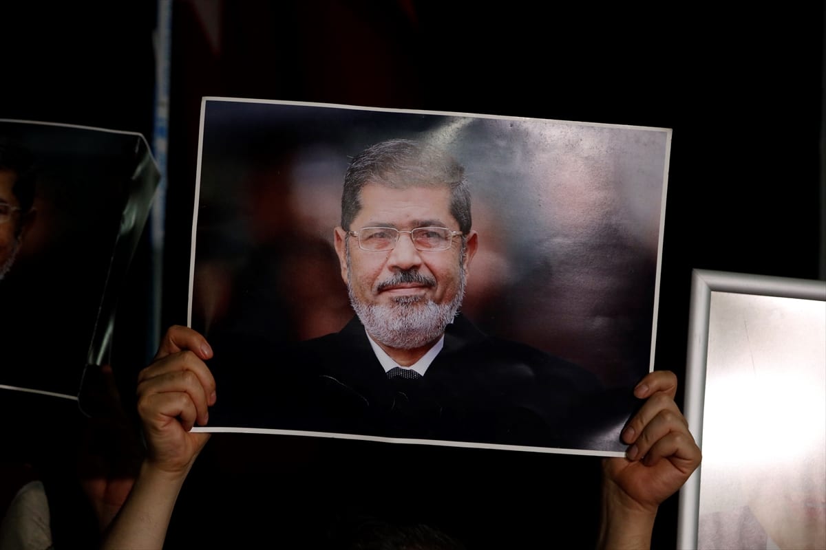 قميص "مرسي" بين الأدعياء والأولياء