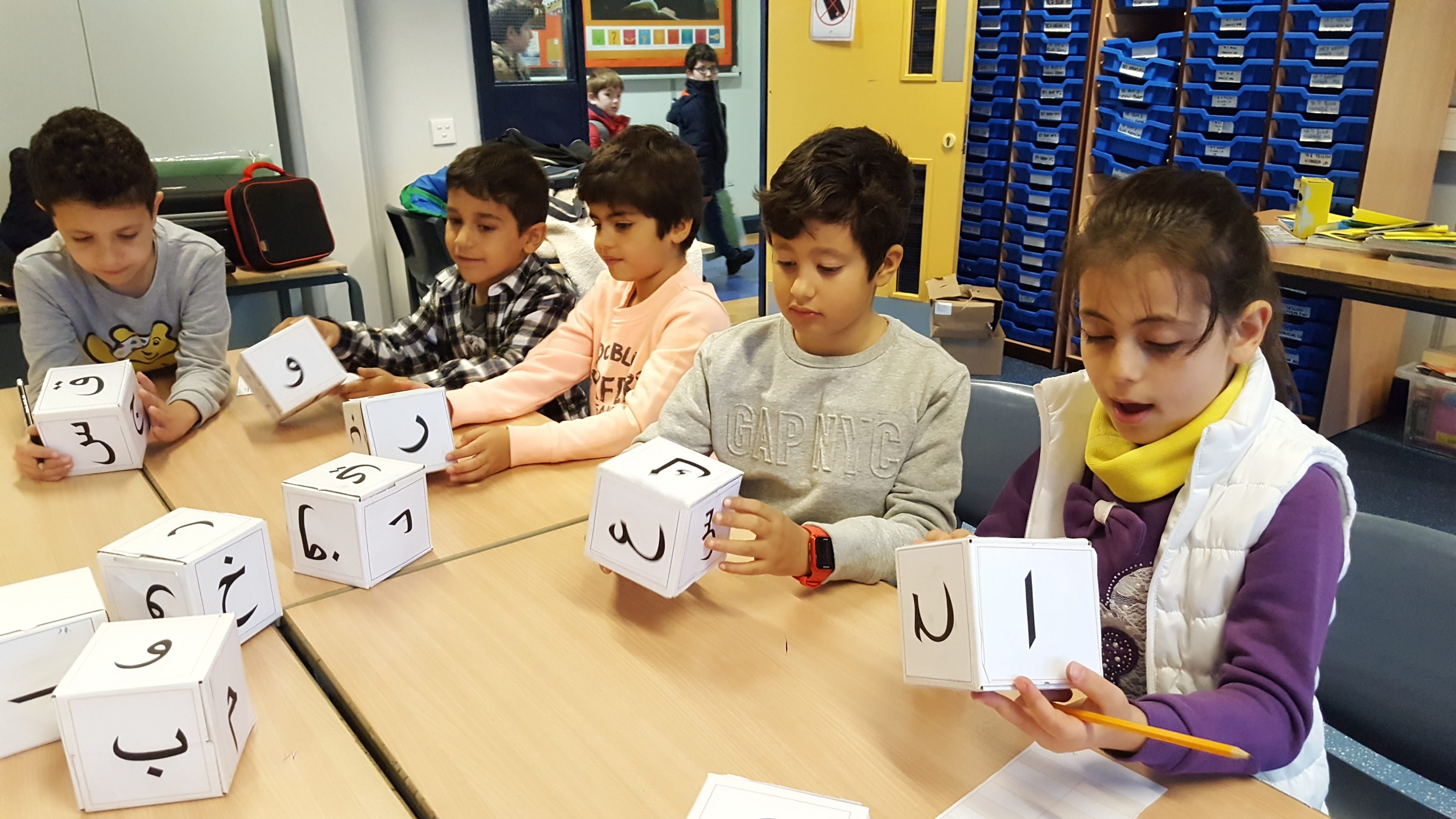 كيف تكون التنشئة على الهوية العربية واللسان العربي؟