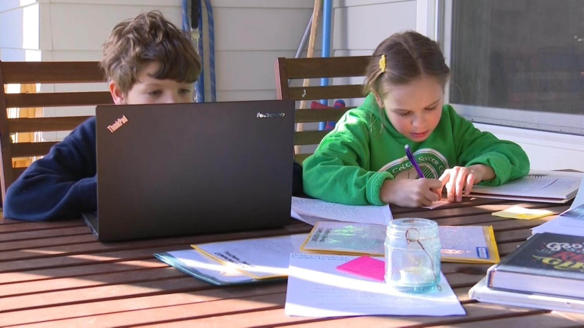 في زمن "كورونا".. كيف ينجح التعليم عن بُعد؟