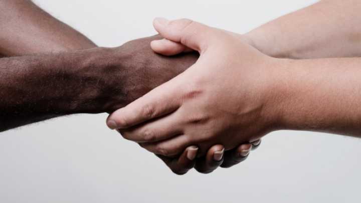 كيف يساعد المعلمون الأطفال اللاجئين ليشعروا بالأمان؟