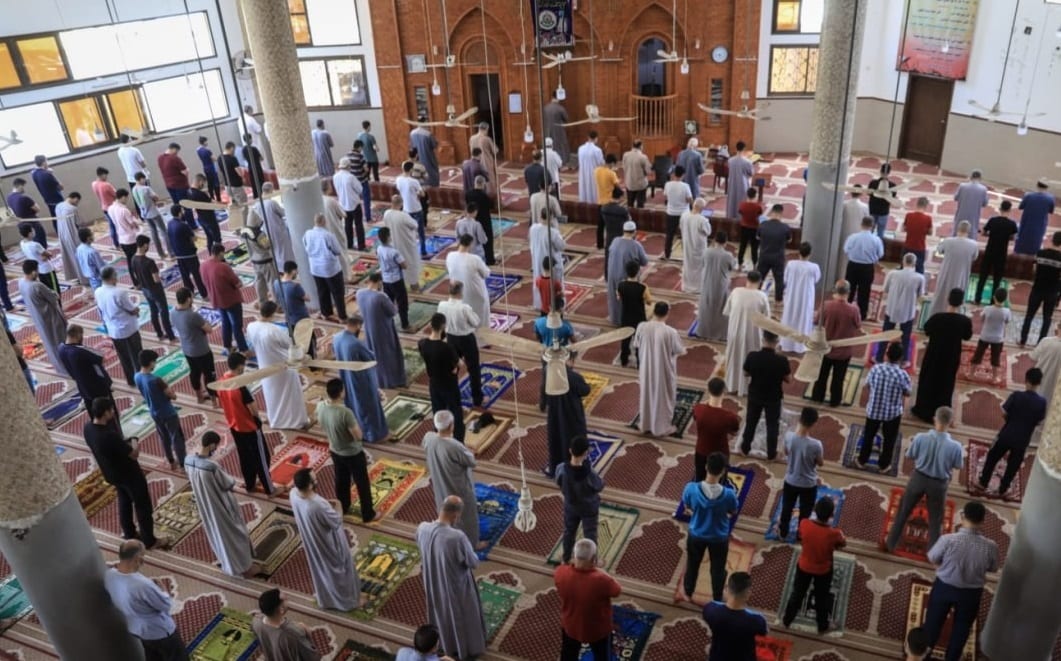 بعد إغلاق استمر قرابة شهرين .. دول تعيد فتح المساجد