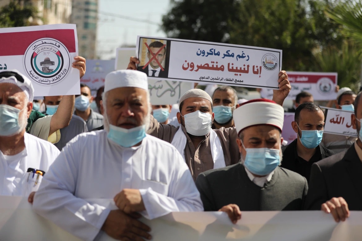 صلاة الجمعة ومقاطعة البضائع الفرنسية.. هل نعي الدرس؟!