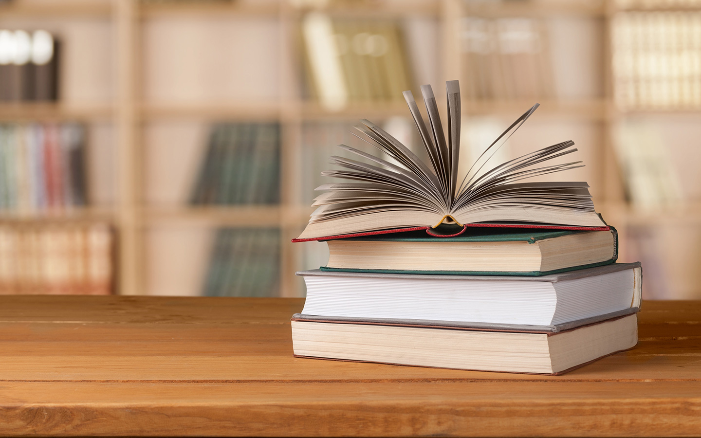 النمط أو السلوك القيادي بين خَلِيفَتيْن .. عزل خالد بن الوليد نموذجاً