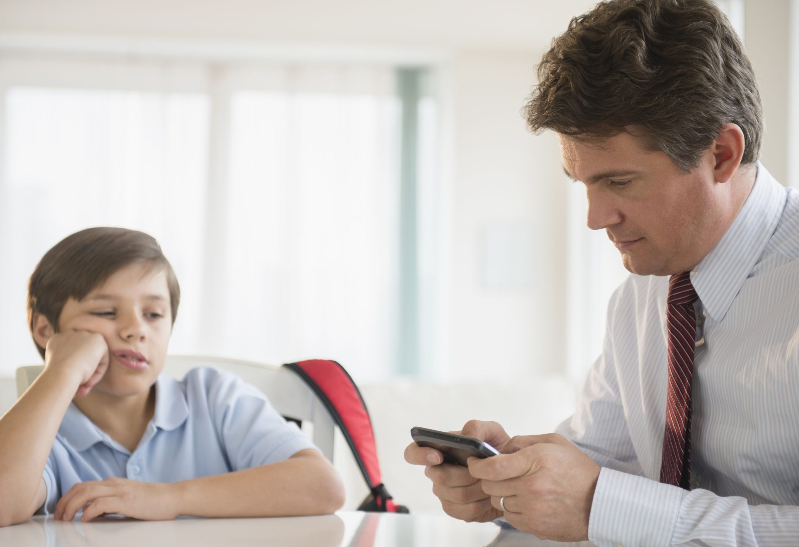 11 علامة تدل على أنك أبٌ مفرطٌ في الحماية