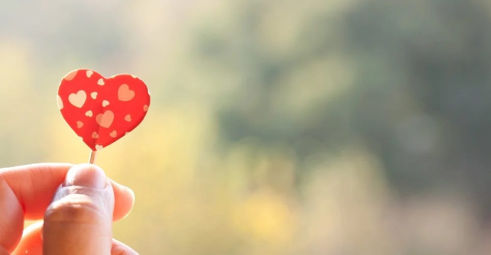 كيف تعرض الفتاة نفسها على من تعجب به؟