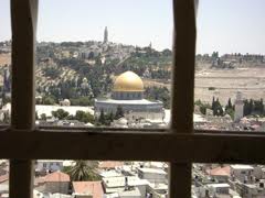 فلنشعل قناديل صمودها وصمودنا