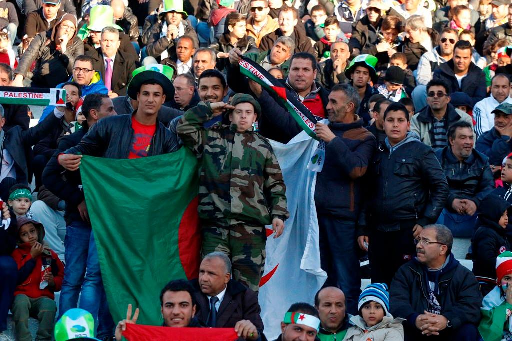 (فلسطين- الجزائر) مباراة "كرة قدم" تلهب مشاعر حبّ فلسطين