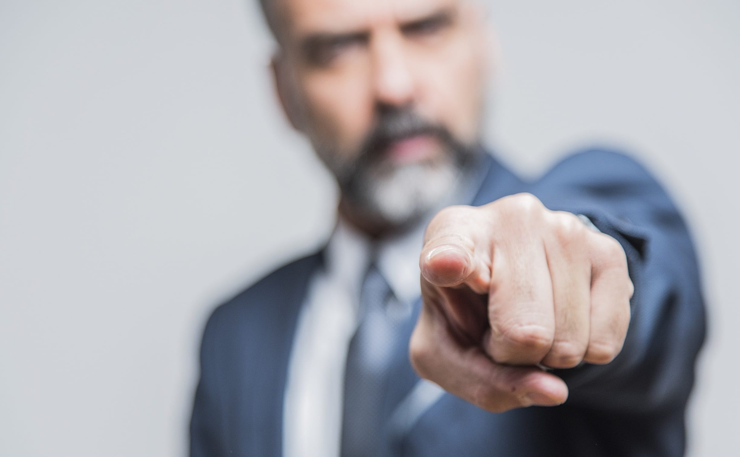 الانتماءُ الحركي وأزمة القاعدين الناقدين