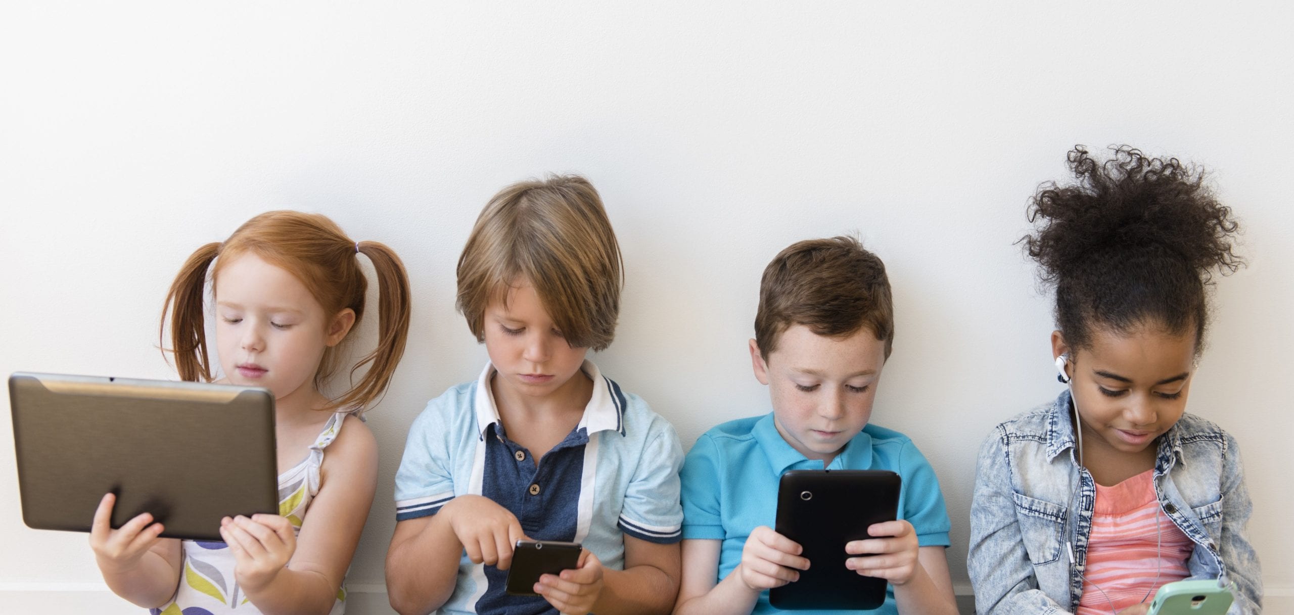 الإدمان على الأجهزة الذكية... خطر يجتاح بيوتنا