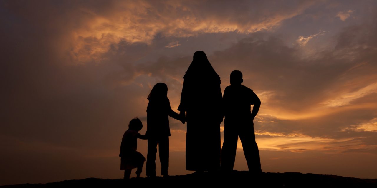 اعلموا، وعلِّموا أهليكم وذويكم عشراً