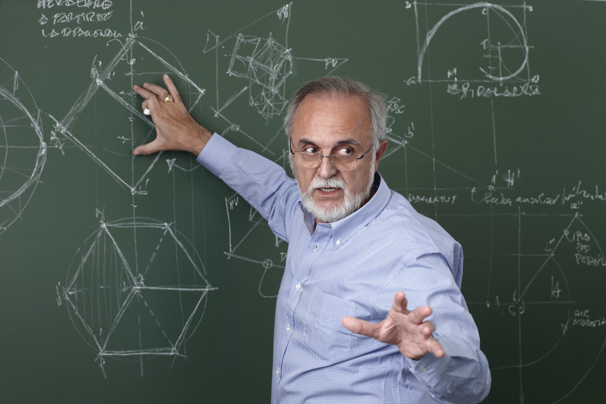 أستاذ الجامعة بين إنتاج المعرفة ونقل المعرفة