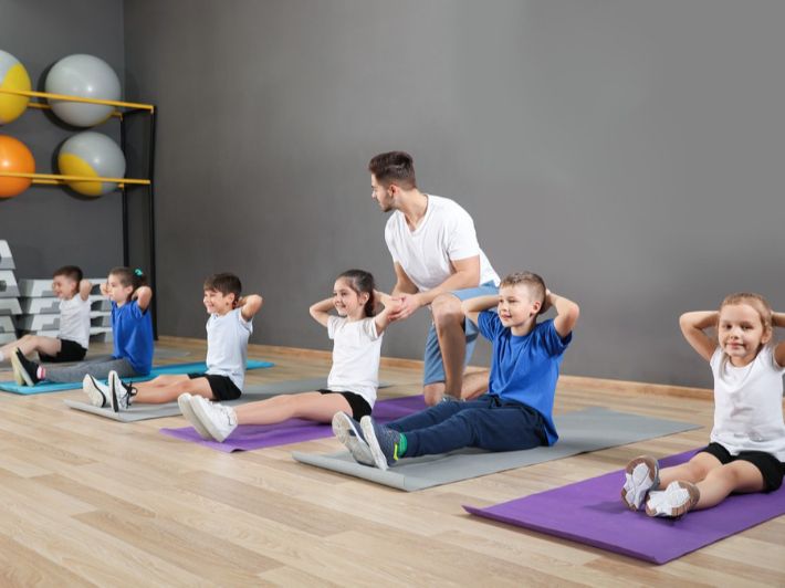 اللمس في التدريب الرياضي للأطفال... قضية تربية أم تطرف